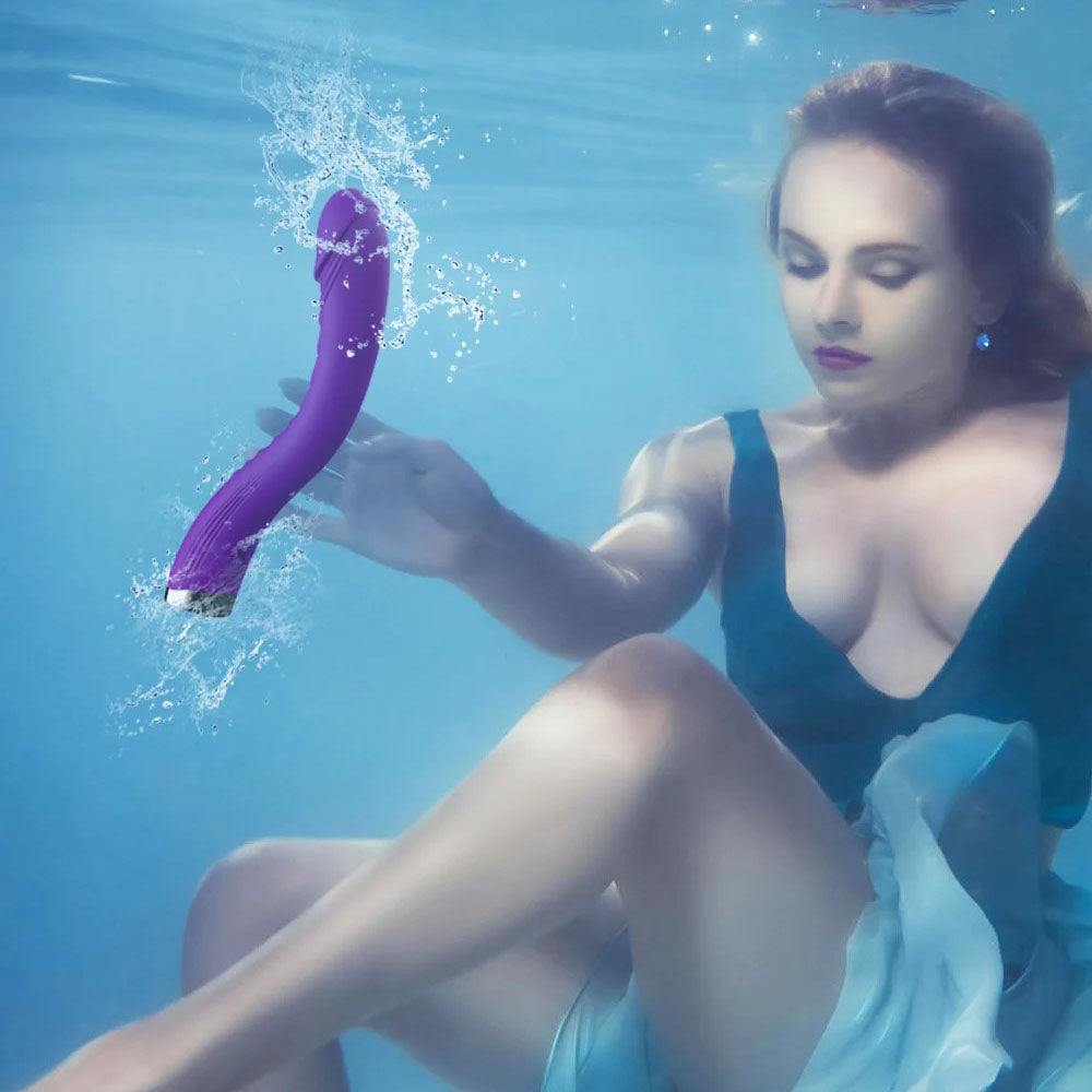 Powerful-Vibro-Dildo-Stimulator-Purple-in-the-water-with-a-Lady